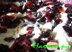 Творог тщательно растереть вместе с медом, измельченной клюквой и черносливом