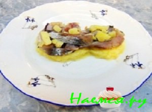 С селедки снять кожуру, удалить крупные косточки и порезать ее на мелкие кусочки