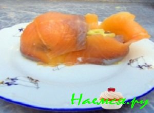 Из филе семги удалить косточки, порезать ее тоненькими пластиками и обложить ими &laquo;внутренности&raquo; башмачка, имитируя верхнюю часть и бока.