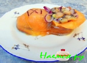 Заполнить получившийся башмачок доверху салатом из картофеля, семги и репчатого лука