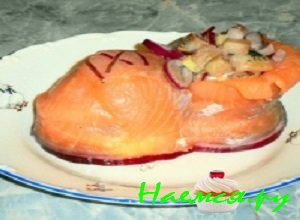 Красиво оформить салат &laquo;Башмачок&raquo; из семги полосками красного лука