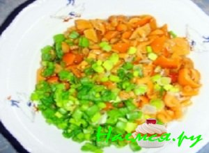 Картофельные клубни и морковку очистить от кожуры и хорошенько промыть