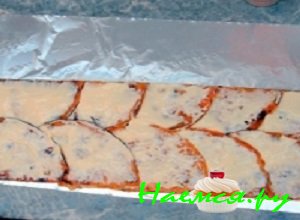 На столе расстелить кусочек фольги