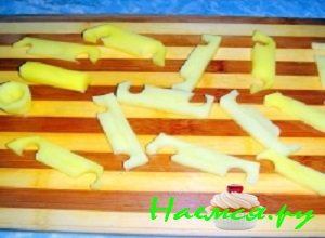 Клубни картофеля промыть и отварить их в мундире