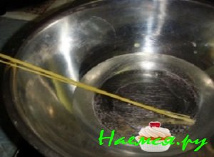 Одну соломинку спагетти отварить в кипящей воде. Она будет служить в качестве веревочки