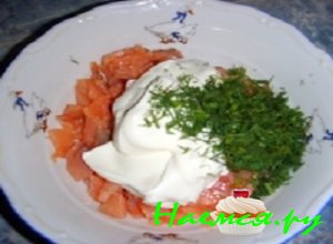 Филейную часть семги отделить от косточек и порезать ее на мелкие кусочки