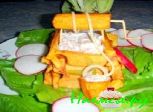 Из оставшейся картошки аккуратно вырезать ведерочко и обжарить его на подсолнечном маслице