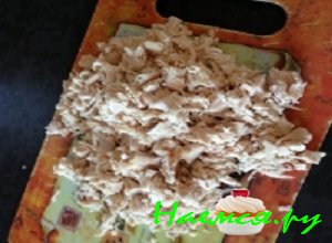 С филе курицы снять кожицу и положить его в небольшую по размерам кастрюльку