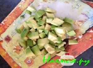 Порезать кубиками авокадо