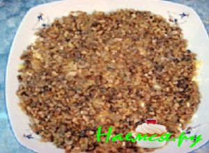 Выложить обжаренные грибочки и лучок сверху на яйца