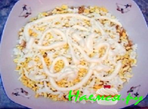 Посыпать куриные грудки мелко порубленными грецкими орехами, поверх них выложить слой из яичных желтков, которые смешать с частью белков