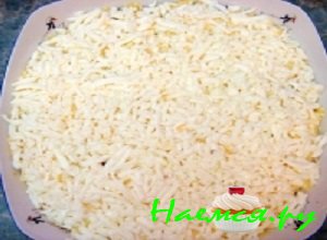 Посыпать готовый салат-торт тертыми белками