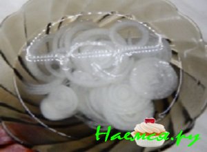 Репчатый лучок вымыть, нашинковать полукольцами, посолить и замочить в уксусном растворе, для приготовления которого необходимо смешать воду и уксус в равных соотношениях