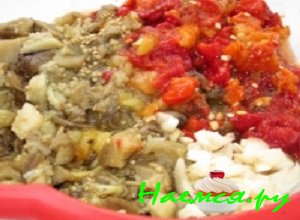 После того как овощи остынут необходимо аккуратно снять с них шкурку и порезать небольшими кубиками