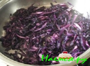 В раскаленную сковороду добавить подсолнечного маслица и обжарить на нем краснокочанную капусту примерно в течение 5 минут