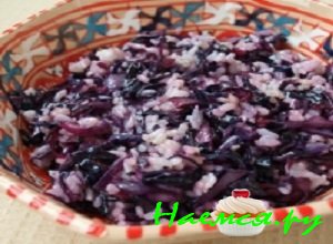  Добавить готовый рис к капусте. Заправить салат из риса и краснокочанной капусты соевым соусом и яблочным уксусом. Поперчить и хорошенько перемешать