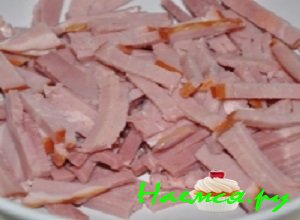 Мясо разделать и порезать его тоненькой соломкой. Мясо порезать соломкой