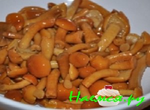 Маринованные грибочки откинуть на дуршлаг и оставить их до тех пор, пока маринад окончательно не стечет