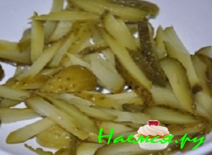 Маринованные огурчики также порезать тонкой соломкой