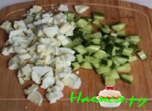 Яйца отварить вкрутую, очистить их от скорлупы и мелко порезать