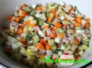 Все подготовленные продукты высыпать в глубокую салатную миску, тщательно перемешать, добавить в салат &laquo;Московский&raquo; немного йодированной соли