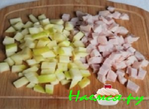 Мясо свинины отварить в кипящей соленой воде до полной готовности