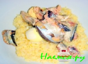 Слить сок с рыбной консервы, сайру аккуратно выложить в неглубокую тарелочку и измельчить ее вилкой