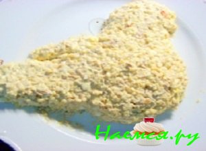 На плоское блюдо аккуратно выложить приготовленный салат и придать ему форму птички