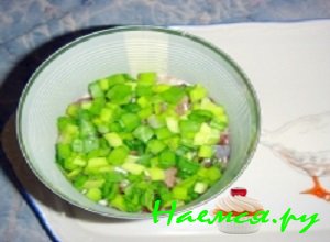 Сверху на картофель выложить слой сельди, порезанной небольшими кубиками