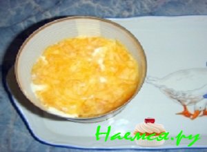 На морковку выложить тертое яблочко и пропитать слой майонезом