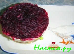 Сверху на яблоко выложить тертую свеклу и разровнять