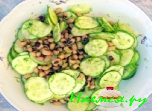 Свежие огурчики хорошенько промыть под струей прохладной проточной воды, порезать их тоненькими кружочками