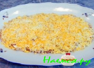 Яйца отварить до готовности (вкрутую), залить холодной водой и очистить от скорлупы. Натереть их на мелкой терке и разделить пополам