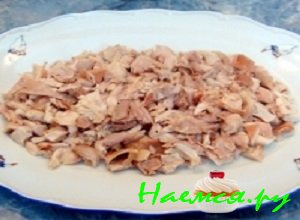 Куриное мясо отварить в соленой воде, охладить и снять с него кожицу