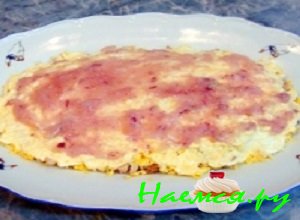 Красный лучок очистить от шелухи, вымыть и протереть через терку и выложить его на яйца