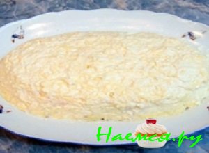 Выложить оставшуюся часть яйц, смазать их майонезом