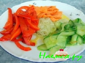 Овощной салат с черной чечевицей