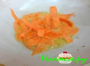 Морковку почистить, вымыть и порезать тонкими лентами с помощью овощечистки