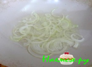 Репчатый лучок очистить от шелухи и вымыть. Тонко его нашинковать полукольцами. На раскаленную сковороду налить масло подсолнечника и обжарить на нем репчатый лук