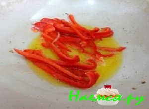 Болгарский перчик вымыть, вырезать середину и порезать его тоненькими полосками