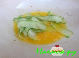 Свежий огурчик вымыть под проточной водой и овощерезкой нарезать его лентами, обжарить огурчик на сковороде с маслом примерно полминуты