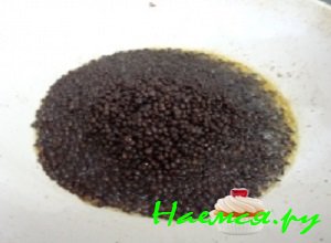 С чечевицы слить воду и обжарить ее в течении минуты