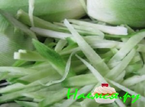 Зеленую редьку очистить, вымыть и порезать тоненькой соломкой либо потереть ее на крупной терке