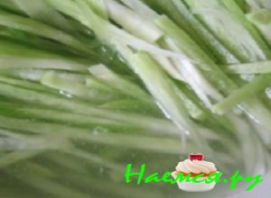 Залить редьку уксусной водой (уксус разбавленный водой в равных частях) и оставить на четверть часа