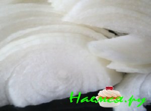 Лучок очистить и порезать его тоненькими полукольцами