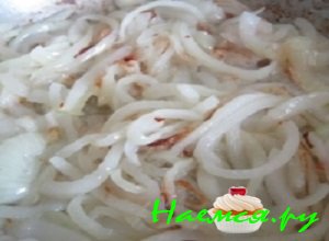 На раскаленную сковороду налить маслица и обжарить на нем репчатый лук