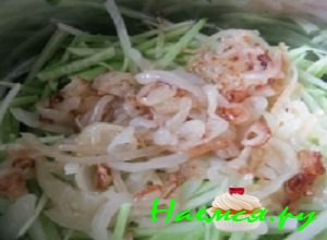 Редьку хорошенько отжать и смешать ее с остывшим обжаренным луком