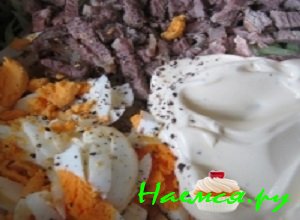 Говяжье мясо отварить до готовности в соленой воде