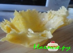 После того как сыр остынет, его необходимо осторожно снять со стакана