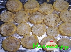 Кукурузу разрезать поперек небольшими брусочками шириной около 4 см